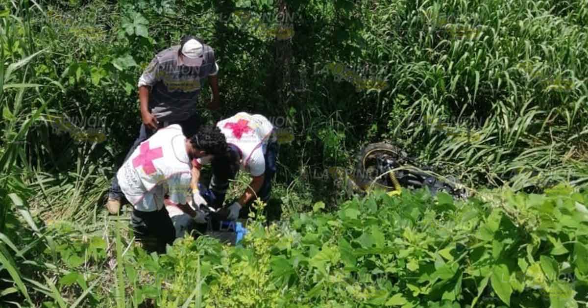 Caen al fondo de un barranco sobre la vía Huejutla-Atlapexco