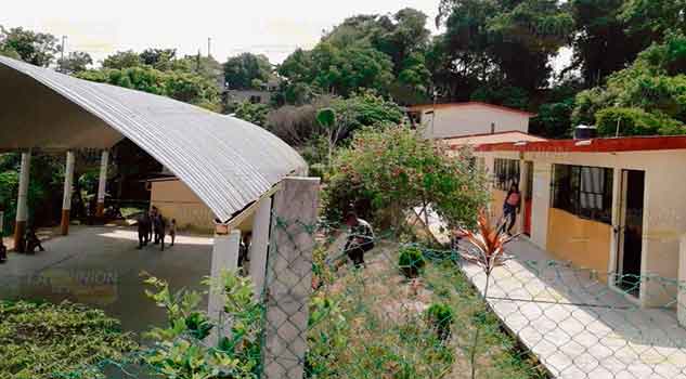 Reciben clases en mobiliario con malas condiciones en Alto Lucero
