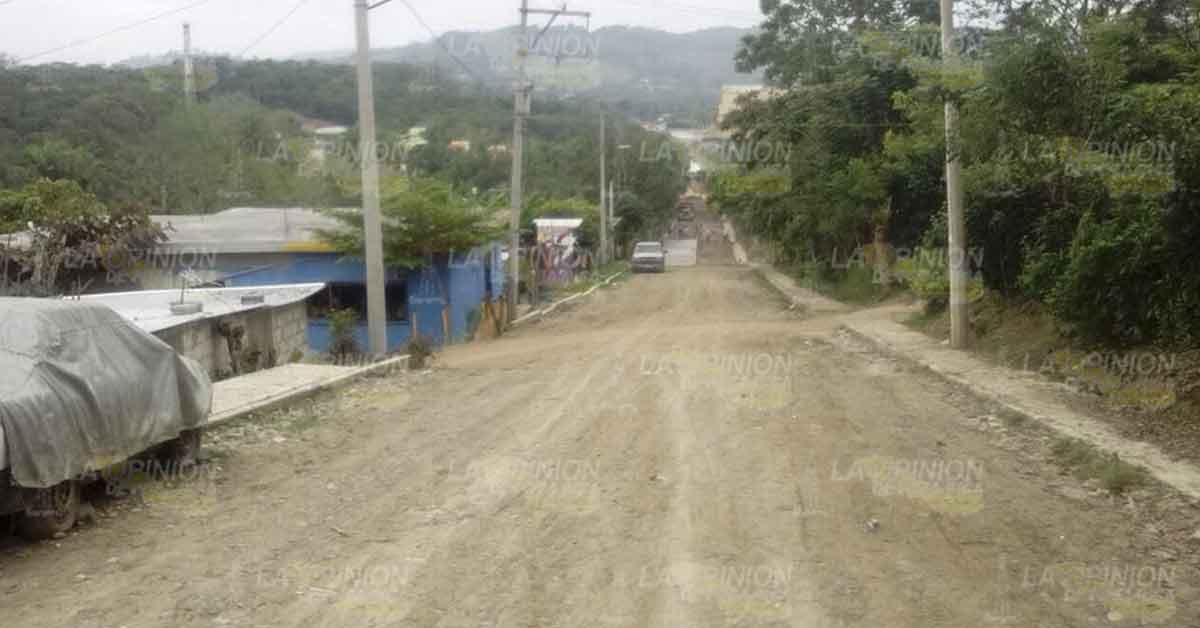Avanza la regulación de colonias en Tihuatlán