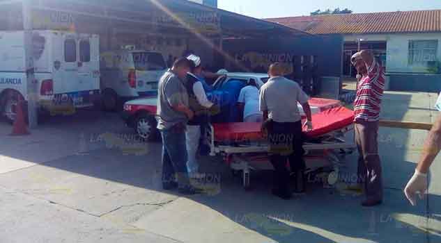 Mujer dio a luz a bordo de un taxi en municipio de Ixcatepec