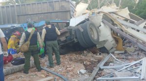 Tráiler hace añicos baños de caseta De Plan del Río