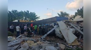 Tráiler hace añicos baños de caseta De Plan del Río