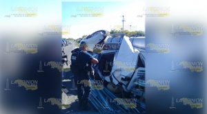 Vuelca tractocamión cargado de laminas en la federal Tuxpan-Tampico