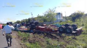 Vuelca tractocamión cargado de laminas en la federal Tuxpan-Tampico