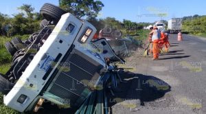 Vuelca tractocamión cargado de laminas en la federal Tuxpan-Tampico