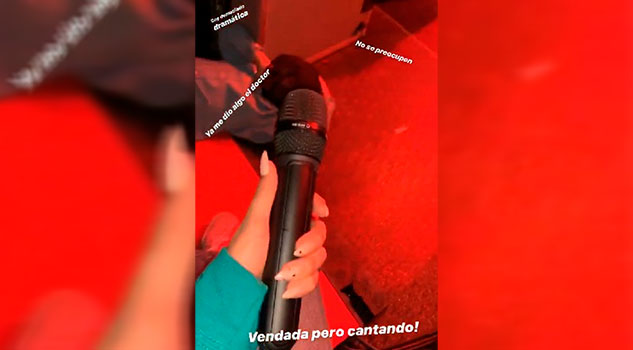Ángela Aguilar termina con el pie vendado tras lastimarse en show