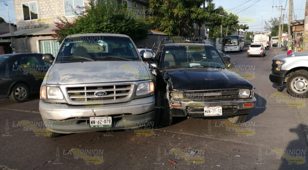 Camionetas colisionan atrás de la central camionera