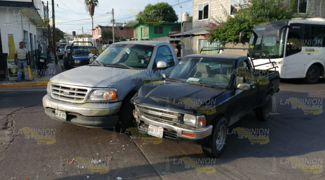 Camionetas colisionan atrás de la central camionera