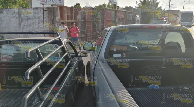 Camionetas colisionan atrás de la central camionera