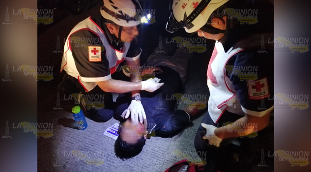 Joven voló tras chocar contra el camellón en la División de Oriente; se abrió el rostro