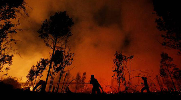 Incendios tiñen de rojo a Indonesia