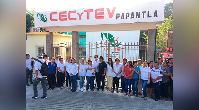 Maestros se manifiestan, otra vez sin clases en el CECYTEV