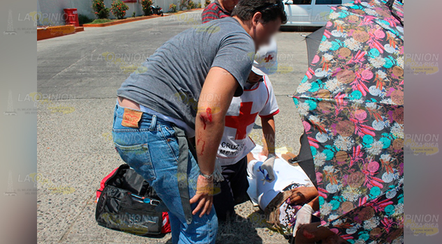 Pareja en motocicleta se lesionan tras derrapar en la comunidad de Plan de Ayala de Tihuatlán
