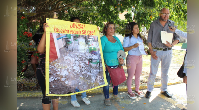 Escuela de Tuxpan en riesgo de desplomar sobre niños