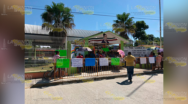 Toman escuela primaria Leona Vicario en la comunidad la Concepción de Tihuatlán