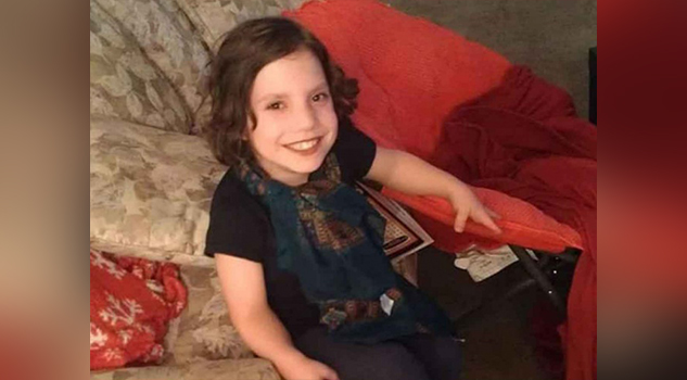 Adoptan a niña y resulta ser una adolescente psicópata con enanismo