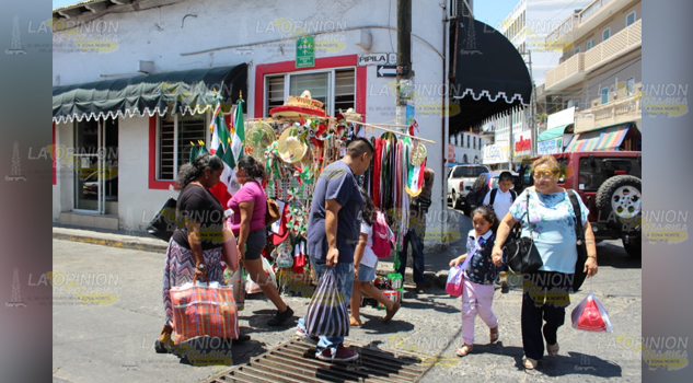 Decoración con motivos tricolores, tradición que se pierde en Tuxpan