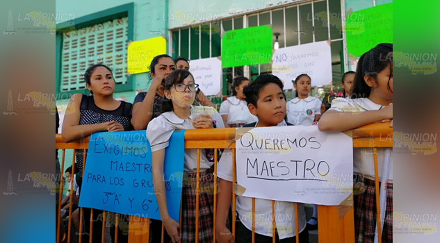 Exigen maestro para dos grupos en la escuela primaria Benito Juárez de Tuxpan
