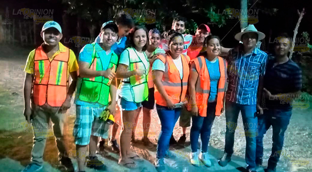 Brigada de jóvenes voluntarios con el programa “Salvemos la Guanaja"