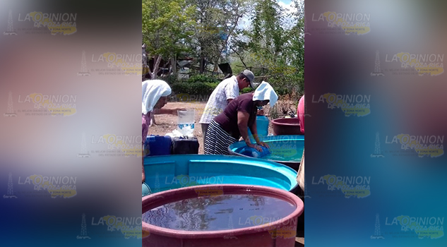 Denuncian a ejidataria por negarles abastecerse de agua en Chicontepec