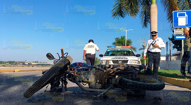 Grave al estrellarse en una camioneta en el bulevar Independencia de Tuxpan