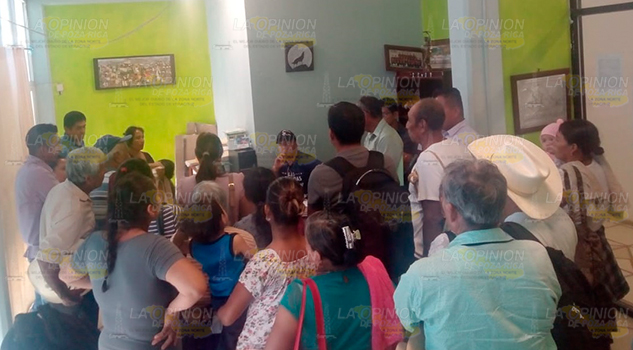 Denuncian a ejidataria por negarles abastecerse de agua en Chicontepec