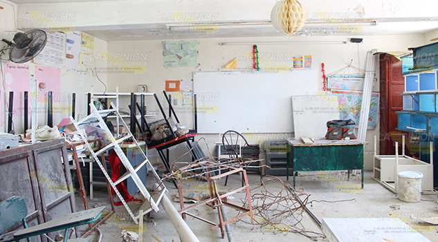 Más de 45 alumnos toman clases en un aula de 6 por 3 metros, sufriendo las altas temperaturas