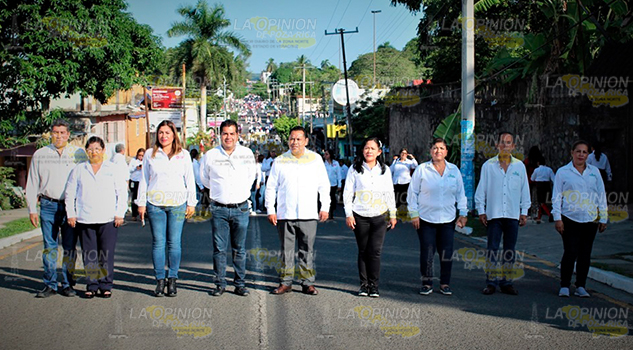 Alcalde de Naranjos encabeza desfile
