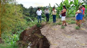 Alcaldesa supervisa hundimiento de tierra que afecta a vivienda en Tlapacoyan