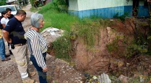 Alcaldesa supervisa hundimiento de tierra que afecta a vivienda en Tlapacoyan