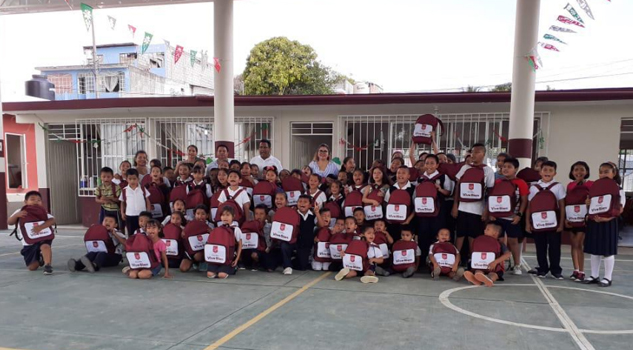 Alumnos reciben útiles escolares en Poza Rica