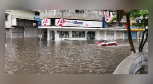 Amanece Veracruz inundado y paralizado