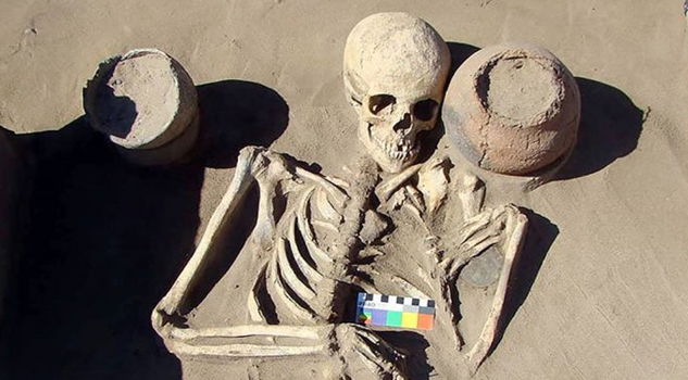 Arqueólogos encuentran “iPhone” de 2 mil años de antigüedad en tumba de la Atlántida