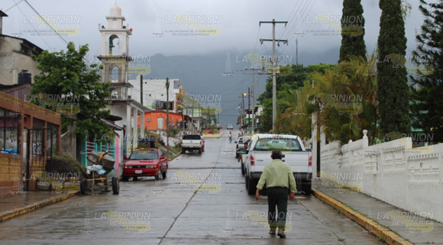 Aseguran unidades irregulares de transporte público en Tancoco