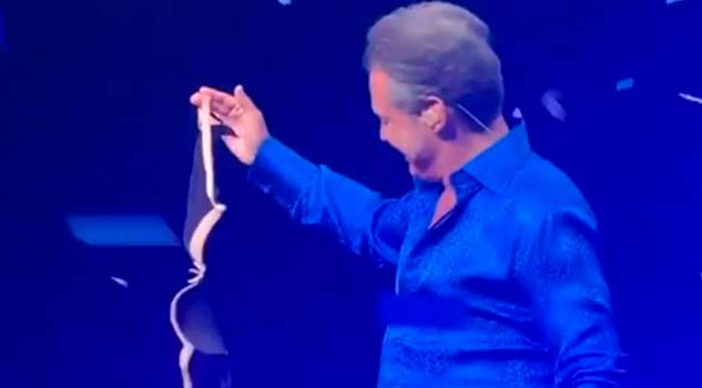 Así reaccionó Luis Miguel al recibir el 'bra' de una fan en un concierto Así reaccionó Luis Miguel al recibir el 'bra' de una fan en un concierto