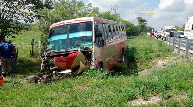 Autobús choca contra camioneta y se sale de la carretera México - Tuxpan Autobús choca contra camioneta y se sale de la carretera México - Tuxpan
