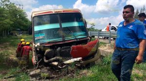 Autobús choca contra camioneta y se sale de la carretera México - Tuxpan Autobús choca contra camioneta y se sale de la carretera México - Tuxpan