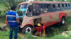 Autobús choca contra camioneta y se sale de la carretera México - Tuxpan Autobús choca contra camioneta y se sale de la carretera México - Tuxpan