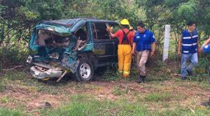 Autobús choca contra camioneta y se sale de la carretera México - Tuxpan Autobús choca contra camioneta y se sale de la carretera México - Tuxpan