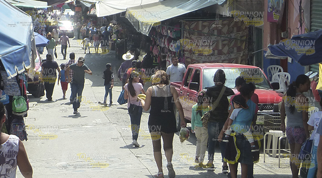 Banquetas invadidas por comercio informal en Coyutla