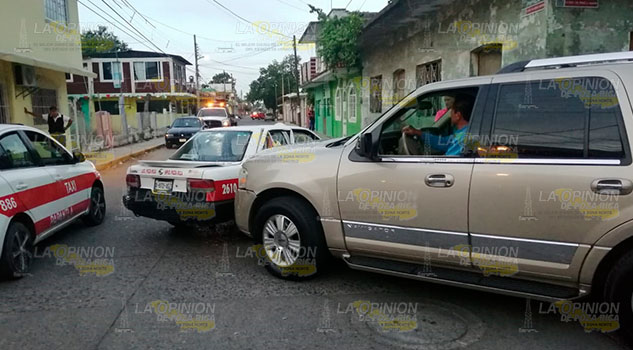 Camioneta embiste a taxi en Poza Rica, estudiante herida Camioneta embiste a taxi en Poza Rica, estudiante herida