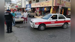 Choque de taxis ocasiona tráfico vehicular