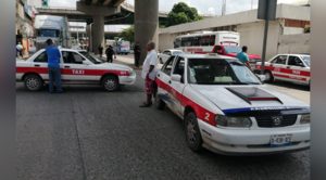 Choque de taxis ocasiona tráfico vehicular