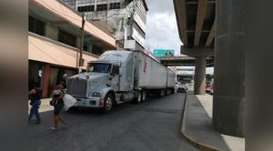 Choque de taxis ocasiona tráfico vehicular