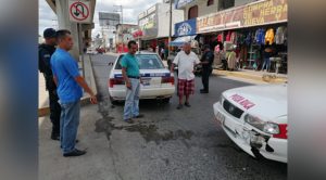 Choque de taxis ocasiona tráfico vehicular