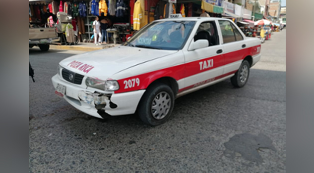 Choque de taxis ocasiona tráfico vehicular