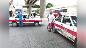 Choque de taxis ocasiona tráfico vehicular