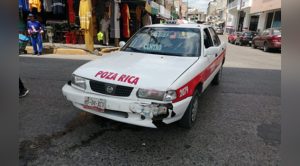 Choque de taxis ocasiona tráfico vehicular