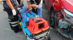 Hicieron volar a cobrador en Poza Rica Cobrador lesionado tras impactarse contra un automóvil en Poza Rica