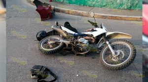 Hicieron volar a cobrador en Poza Rica Cobrador lesionado tras impactarse contra un automóvil en Poza Rica